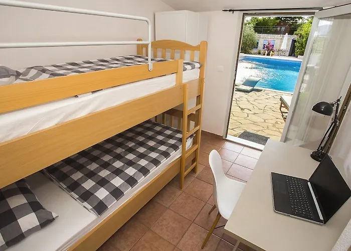 Krnic Olimpic Pool Ferienhaus *